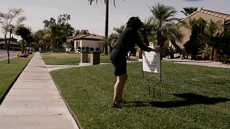 Хуястый мужик ебет негритянку и снимает секс на видеокамеру