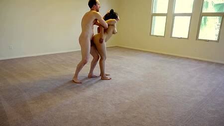 Хуястый мужик ебет негритянку и снимает секс на видеокамеру