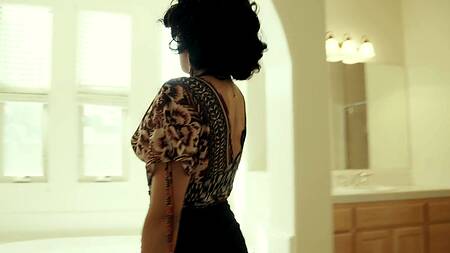 Хуястый мужик ебет негритянку и снимает секс на видеокамеру