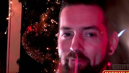 Удовлетворенный фут-фетишем мужчина выстрелил спермой в рот девушке