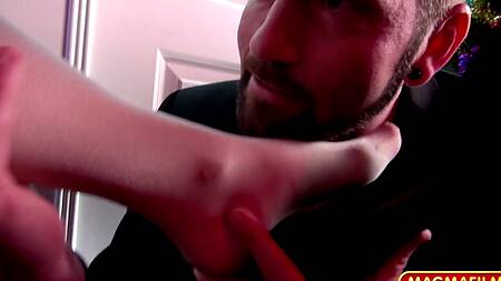 Удовлетворенный фут-фетишем мужчина выстрелил спермой в рот девушке