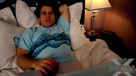 Голубоглазая брюнетка поработав губками объездила парня пиздой до оргазма