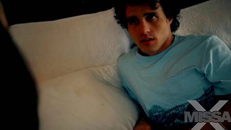 Голубоглазая брюнетка поработав губками объездила парня пиздой до оргазма