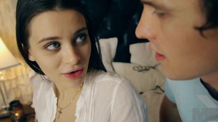 Голубоглазая брюнетка поработав губками объездила парня пиздой до оргазма