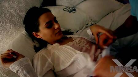 Голубоглазая брюнетка поработав губками объездила парня пиздой до оргазма