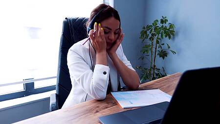 Крутое русское порно с офисной сотрудницей в рабочем кабинете