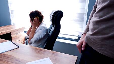 Крутое русское порно с офисной сотрудницей в рабочем кабинете