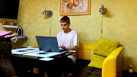 Молодой русский пацан душит красотку и страстно ебет ее сзади