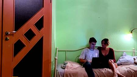 Молодой русский пацан душит красотку и страстно ебет ее сзади