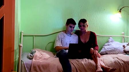 Молодой русский пацан душит красотку и страстно ебет ее сзади