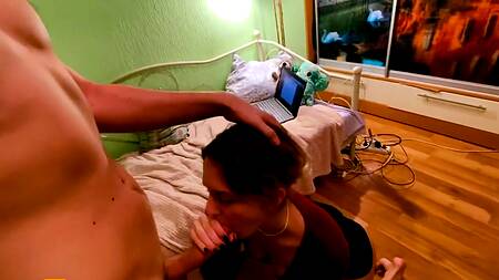 Молодой русский пацан душит красотку и страстно ебет ее сзади