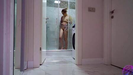 Русский пацан оприходовал после душа классную девку с маленькой грудью