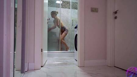 Русский пацан оприходовал после душа классную девку с маленькой грудью