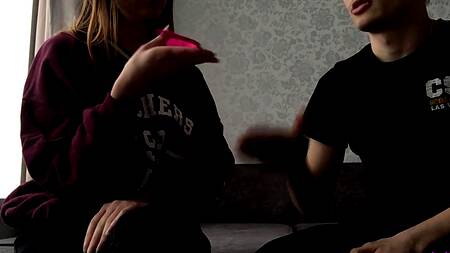 Блогер предложил русской сучке пошалить у него дома на большом члене