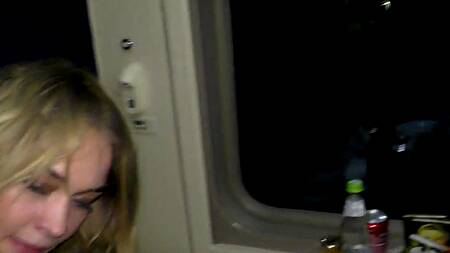 Улетное порно в поезде от первого лица с роскошной блондинкой
