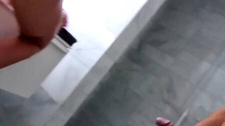 Нагнул блондинку раком и классно трахнул в анал в ванной комнате