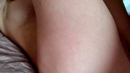 Нагнул блондинку раком и классно трахнул в анал в ванной комнате