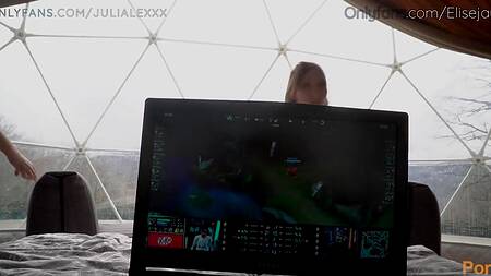 Телочки устроили улетный секс втроем и получили  в конце вкусный камшот