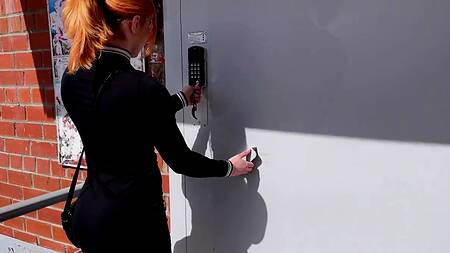 Мускулистый хахаль изводит рыжеволосую телочку мясистым фаллосом