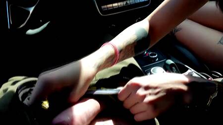 Русская пара наслаждается обоюдным оральным сексом в автомобиле