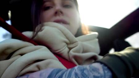 Русская пара наслаждается обоюдным оральным сексом в автомобиле