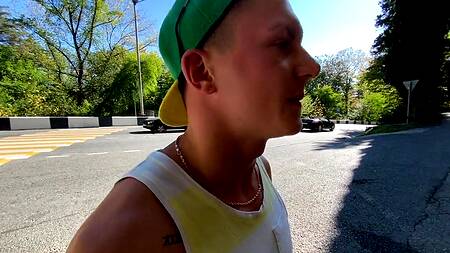 Горячие парни запикапили девку и дружно выебали нимфу в три члена