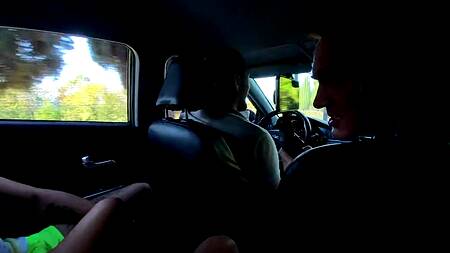 Горячие парни запикапили девку и дружно выебали нимфу в три члена