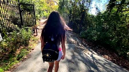 Горячие парни запикапили девку и дружно выебали нимфу в три члена