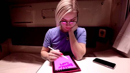 Русское порно в поезде с хорошенькой короткостриженой блондинкой