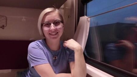 Русское порно в поезде с хорошенькой короткостриженой блондинкой