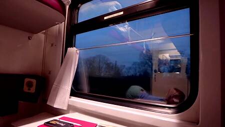 Русское порно в поезде с хорошенькой короткостриженой блондинкой