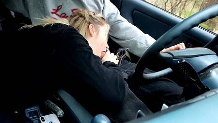 Пацан оприходовал в машине сексапильную пассажирку с улетной фигурой