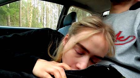 Пацан оприходовал в машине сексапильную пассажирку с улетной фигурой