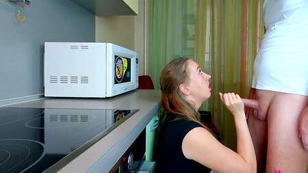 Отодрал на кухне русскую нимфу и наполнил ей ротик спермой