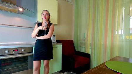 Отодрал на кухне русскую нимфу и наполнил ей ротик спермой