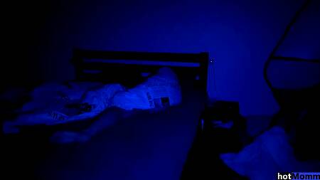 Крепкий самец жарит сзади голубоглазую милфу с классной задницей