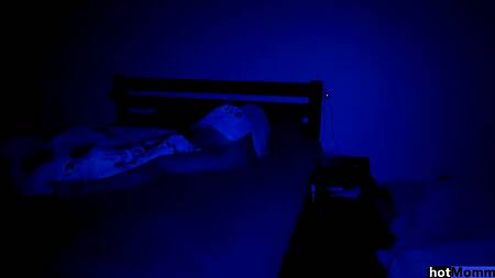 Крепкий самец жарит сзади голубоглазую милфу с классной задницей