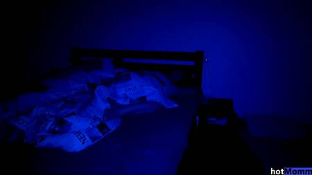 Крепкий самец жарит сзади голубоглазую милфу с классной задницей