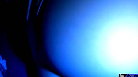 Крепкий самец жарит сзади голубоглазую милфу с классной задницей