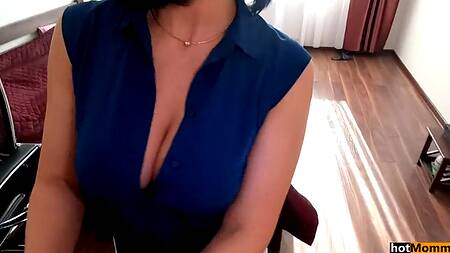 Крепкий самец жарит сзади голубоглазую милфу с классной задницей