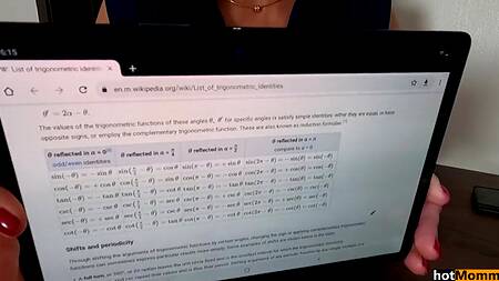 Крепкий самец жарит сзади голубоглазую милфу с классной задницей