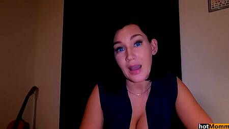 Крепкий самец жарит сзади голубоглазую милфу с классной задницей