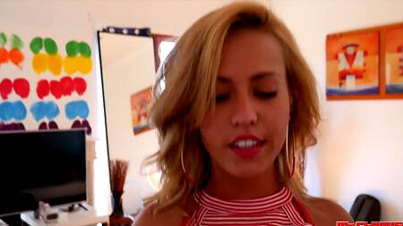 Шикарная Kelsi Monroe позволила мужику кончить на ей на большую задницу