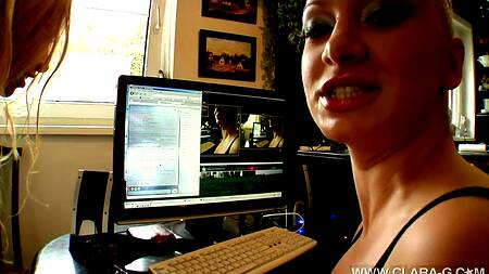 Фанатки вагинального фистинга доводят себя до струйного оргазма