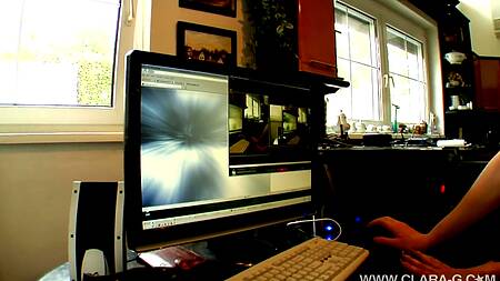 Фанатки вагинального фистинга доводят себя до струйного оргазма