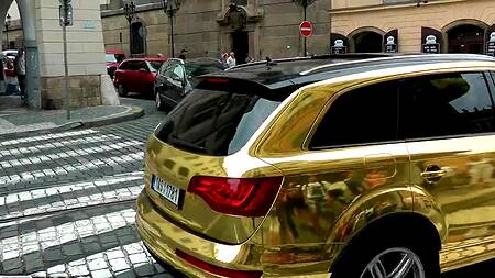 Фотограф вертит на члене блондинку под мостом на улице в публичном месте