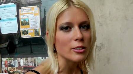 Фотограф вертит на члене блондинку под мостом на улице в публичном месте