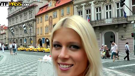 Фотограф вертит на члене блондинку под мостом на улице в публичном месте