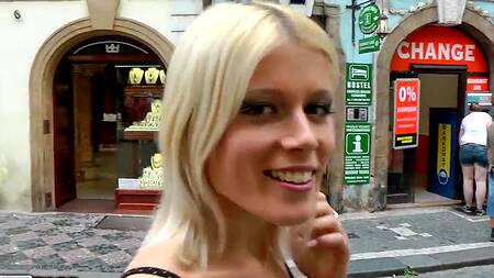 Фотограф вертит на члене блондинку под мостом на улице в публичном месте