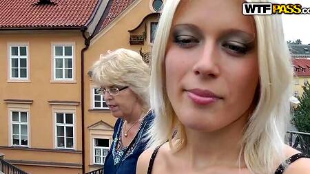 Фотограф вертит на члене блондинку под мостом на улице в публичном месте